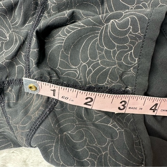 Lululemon Run Speed Shorts Floral Kill The Lights Zip Pocket Women's Size Large - Picture 5 of 5